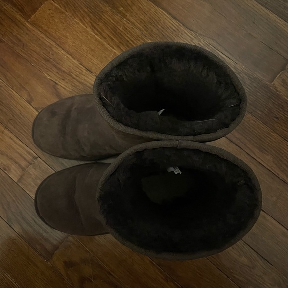 Classic chocolate brown Ugg. Worn maybe a couple times. Size 9 womens. - Picture 3 of 5